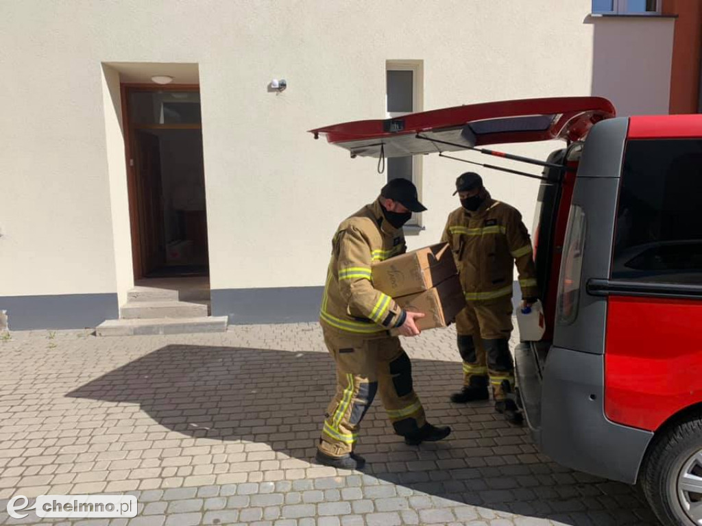 Strażacy rozwozili środki ochrony i maseczki