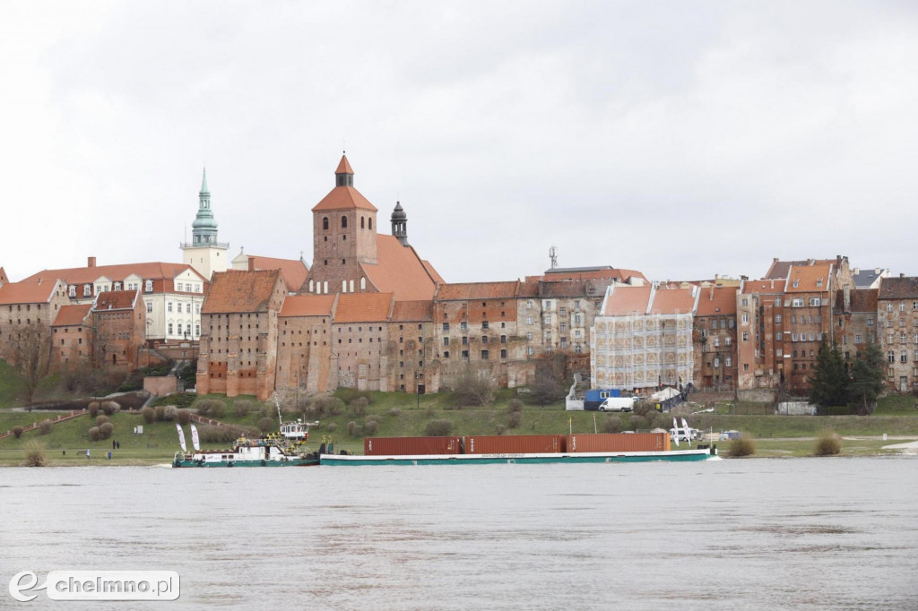 Barka z towarami zacumowała w Chełmnie