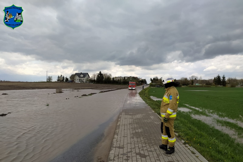 Zalana jezdnia w Zegartowicach. Pomogli strażacy