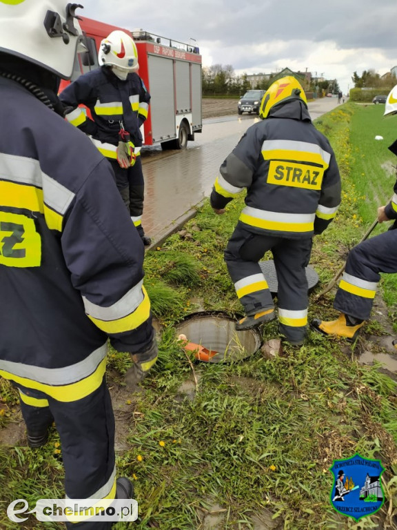 Zalana jezdnia w Zegartowicach. Pomogli strażacy