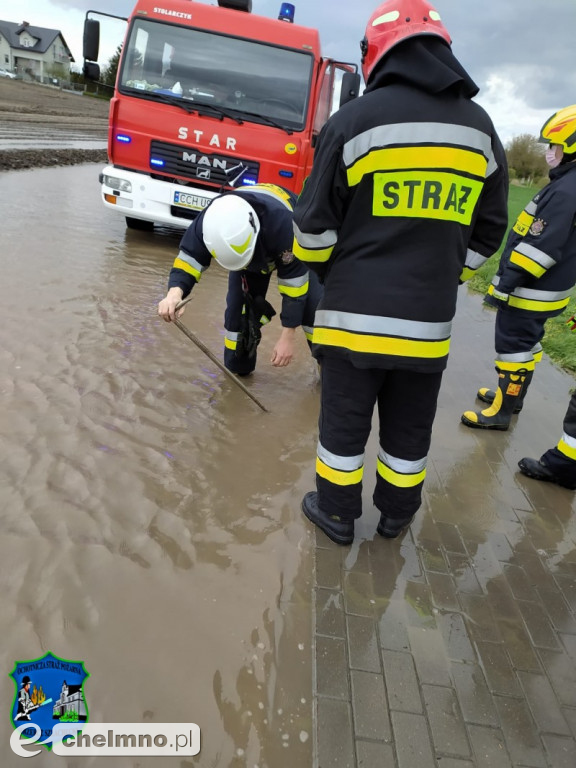 Zalana jezdnia w Zegartowicach. Pomogli strażacy