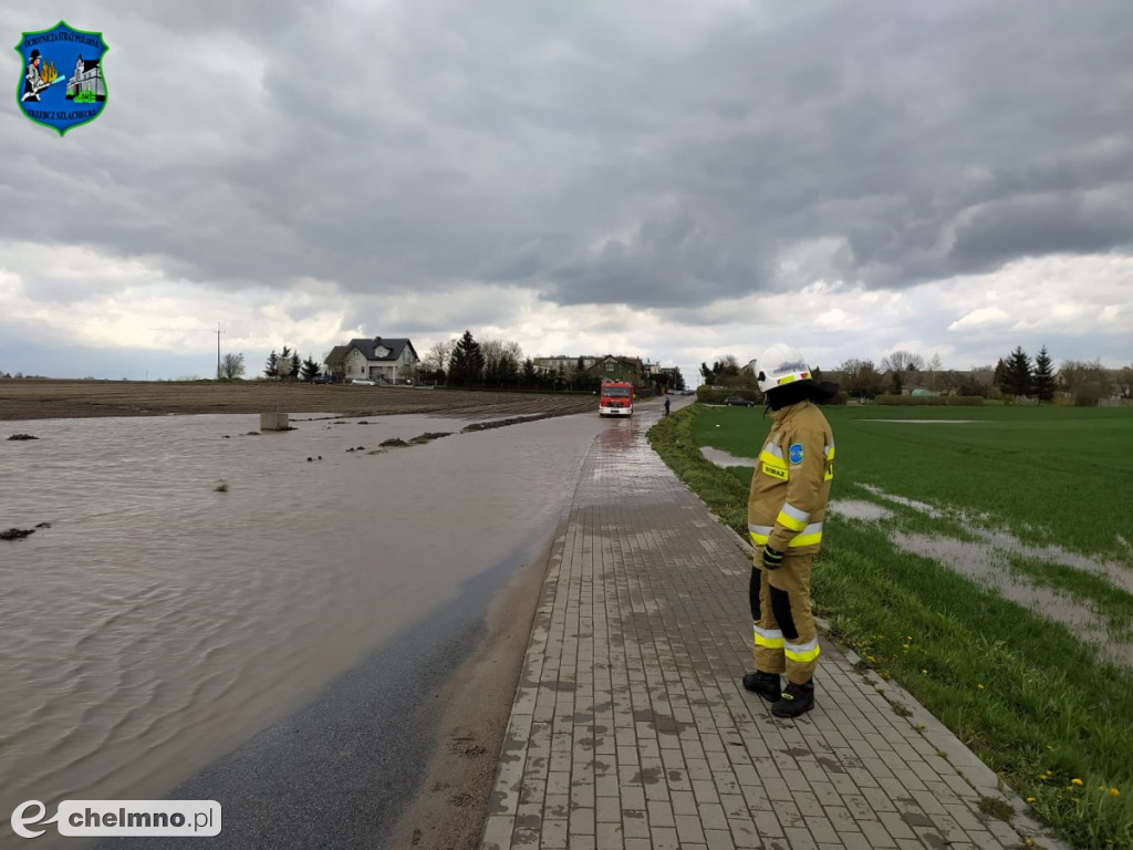 Zalana jezdnia w Zegartowicach. Pomogli strażacy