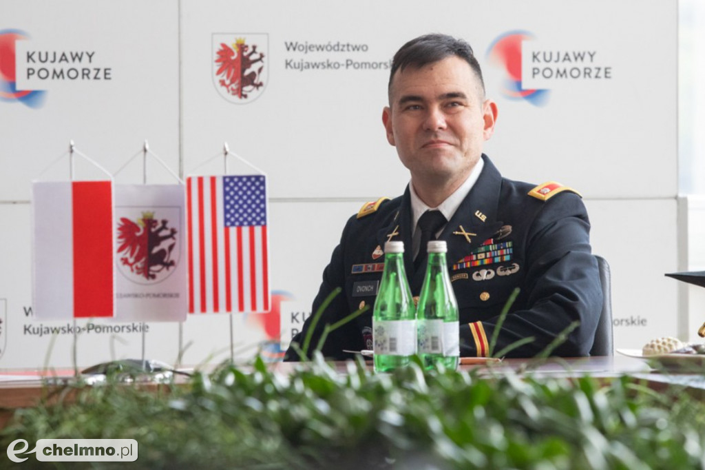 Nowa zmiana żołnierzy USA