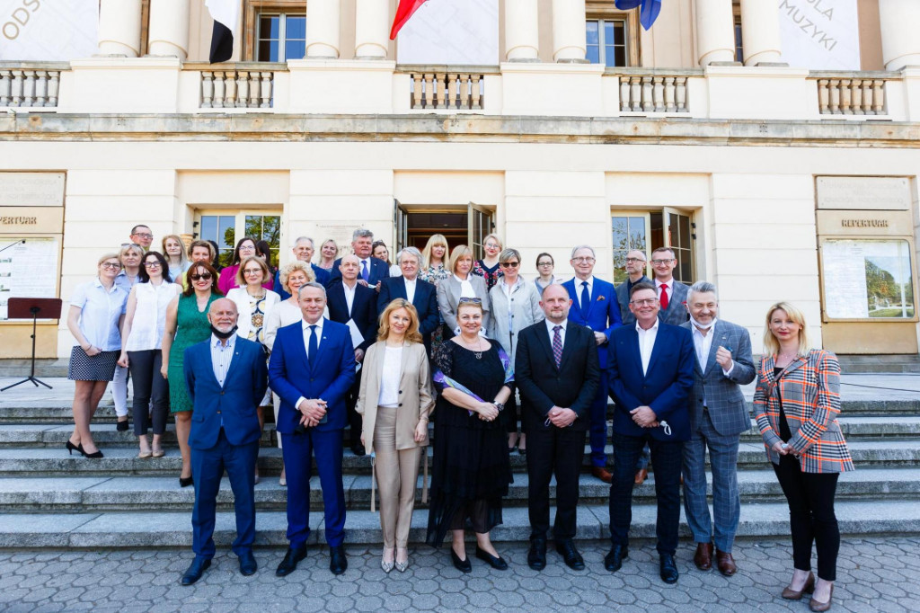 Niech dobrze służy po wsze czasy!