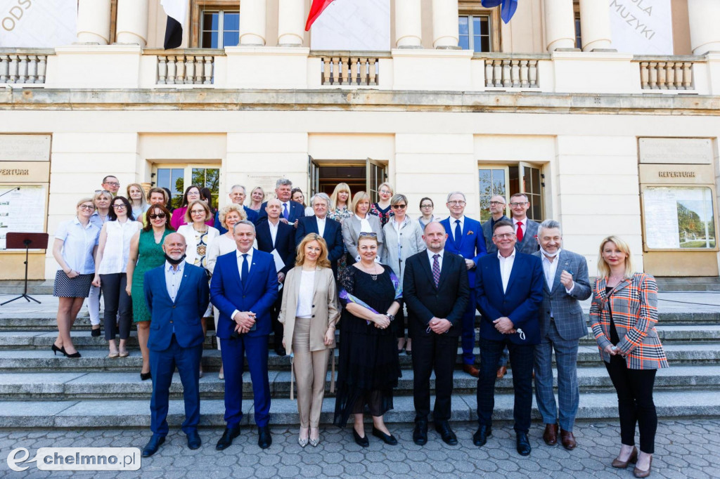 Niech dobrze służy po wsze czasy!