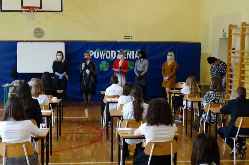 Fotogaleria z egzaminów klas 8 w Czwórce