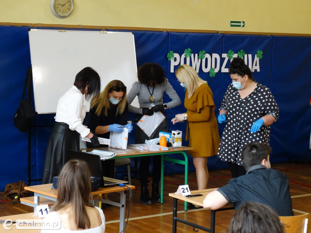 Fotogaleria z egzaminów klas 8 w Czwórce