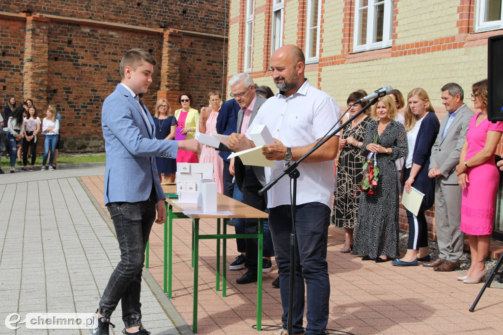 Dużo zdjęć z zakończenia roku szkolnego w ZS nr 2