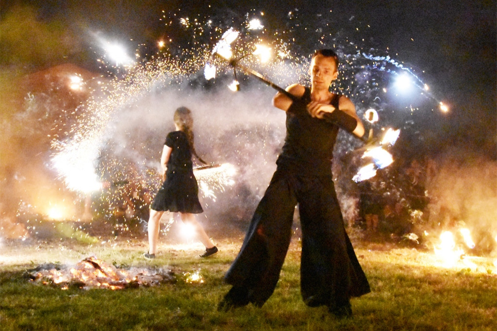 Efektowny pokaz Fire Show nad Jeziorem Starogrodzkim