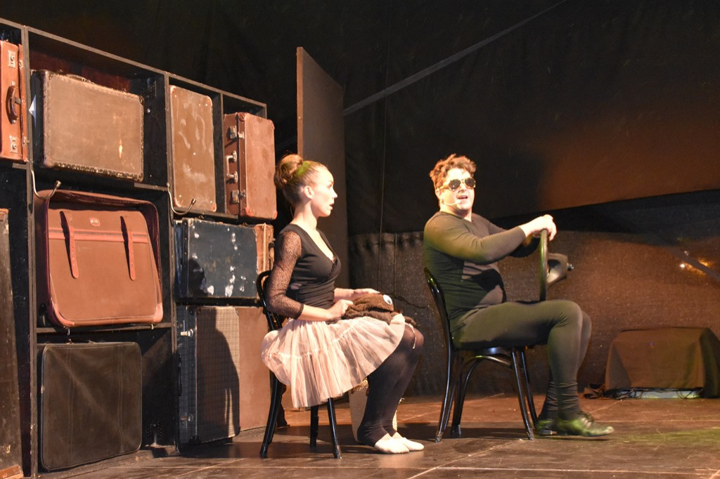 Wesoły spektakl Emigrantka w strugach deszczu