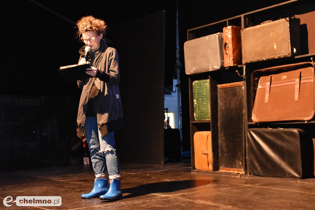 Wesoły spektakl Emigrantka w strugach deszczu