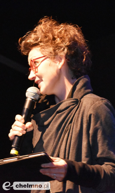 Wesoły spektakl Emigrantka w strugach deszczu