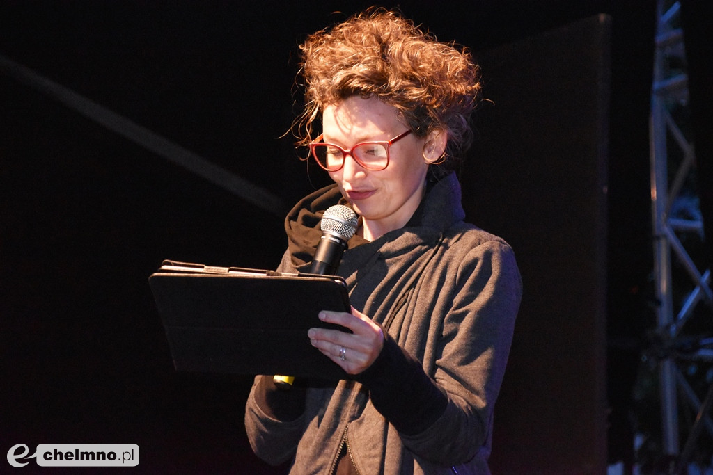 Wesoły spektakl Emigrantka w strugach deszczu