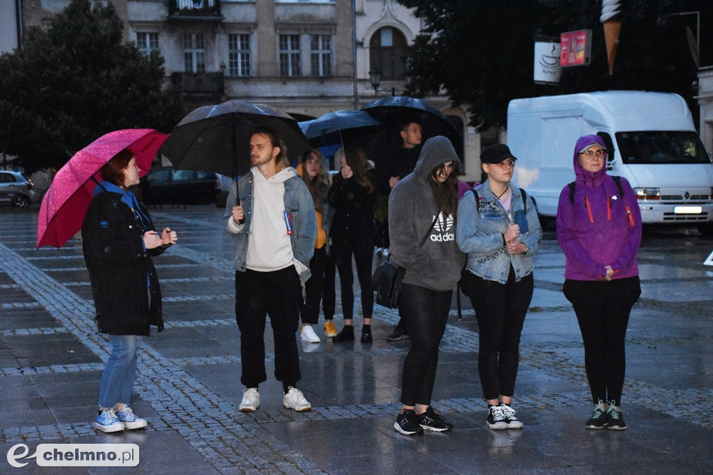 Wesoły spektakl Emigrantka w strugach deszczu