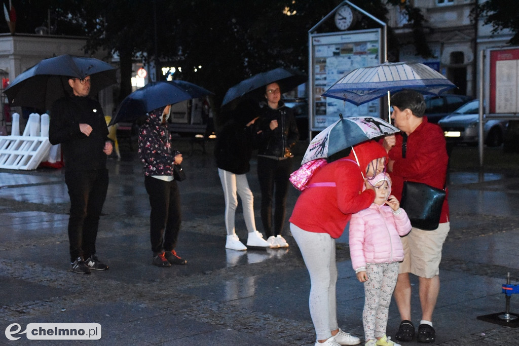 Wesoły spektakl Emigrantka w strugach deszczu