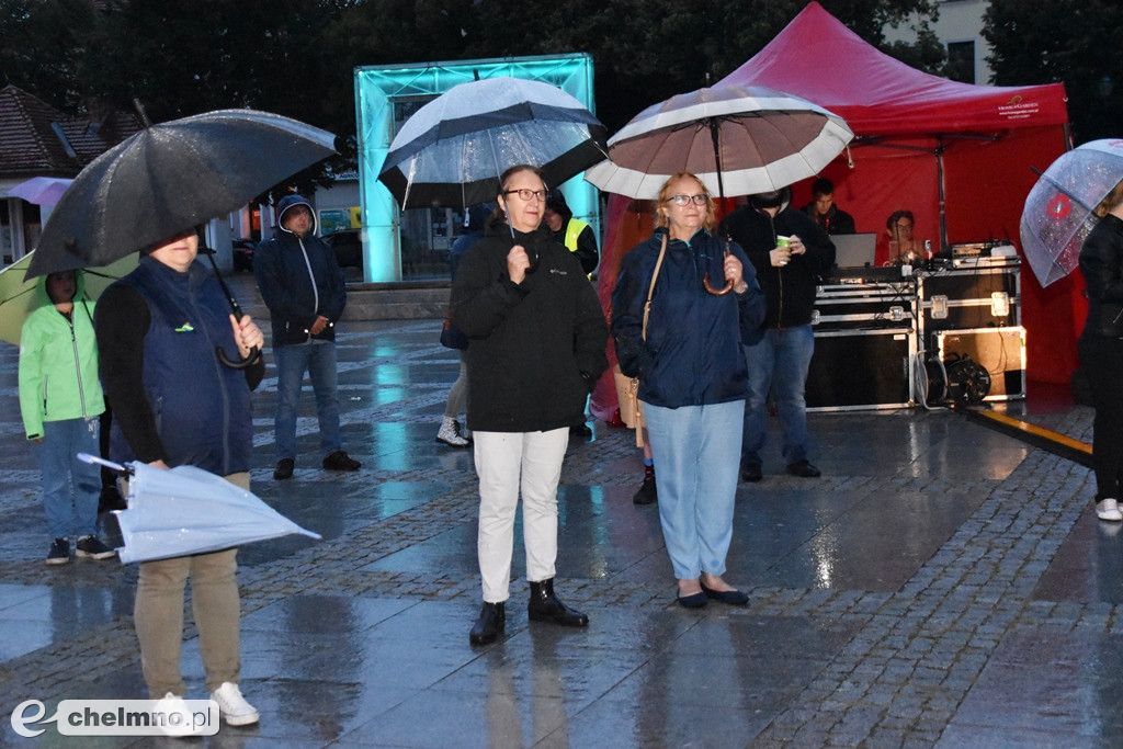 Wesoły spektakl Emigrantka w strugach deszczu
