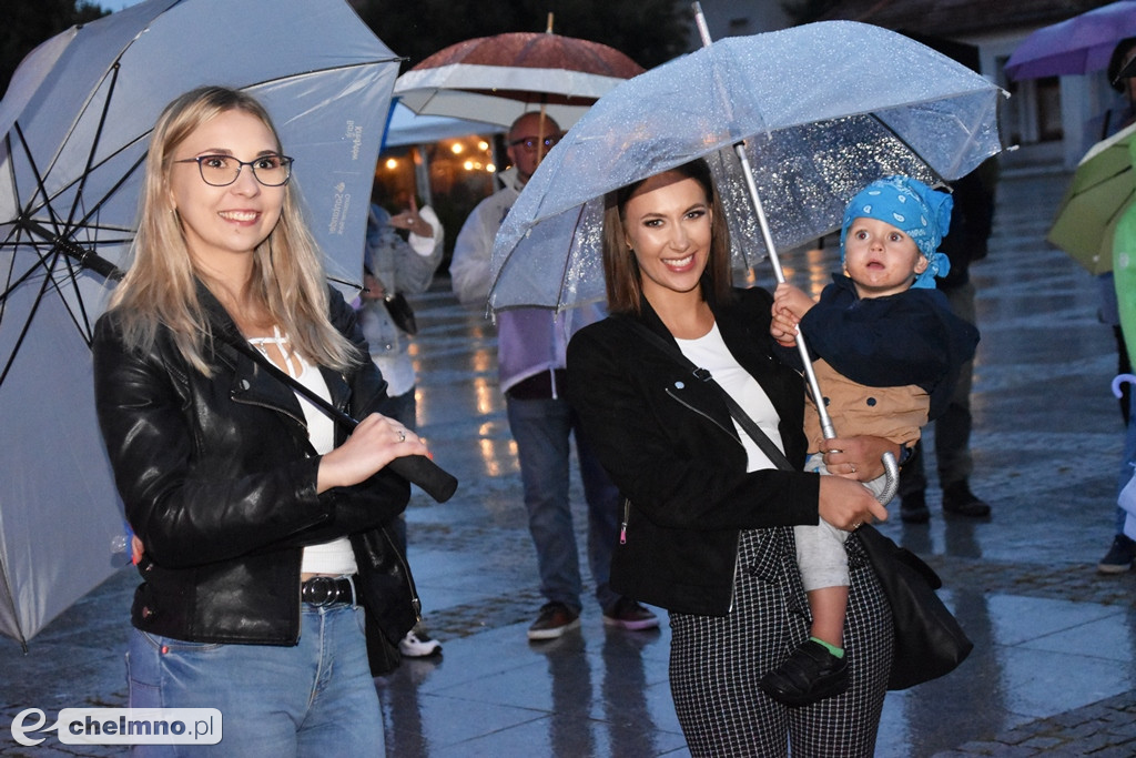 Wesoły spektakl Emigrantka w strugach deszczu