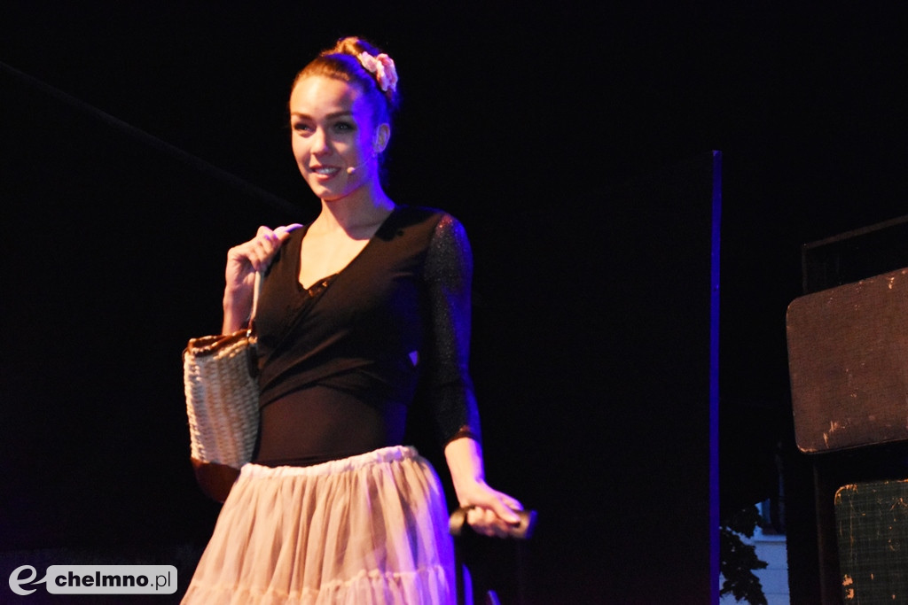 Wesoły spektakl Emigrantka w strugach deszczu