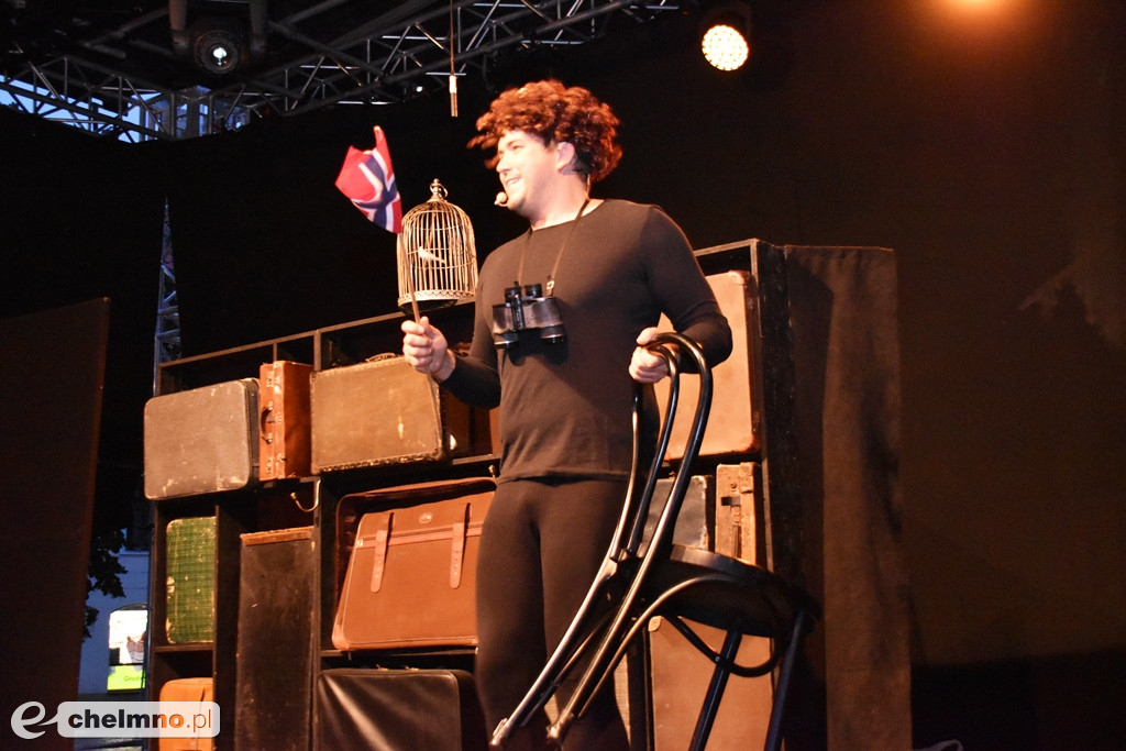 Wesoły spektakl Emigrantka w strugach deszczu