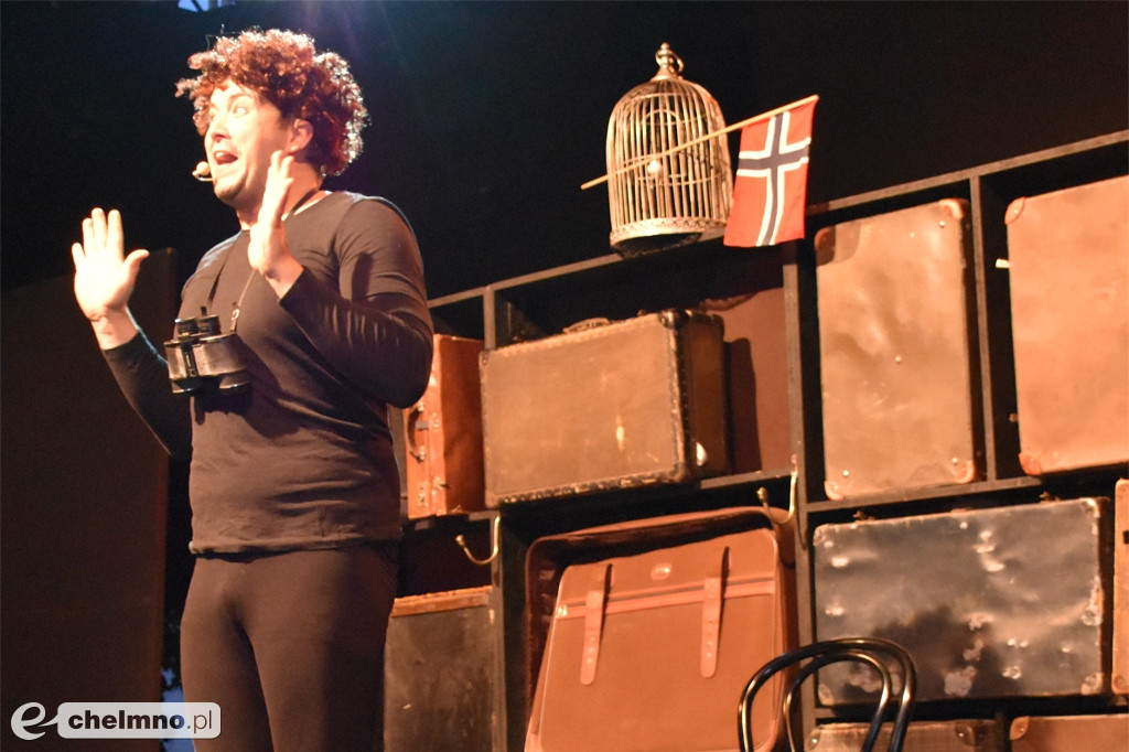 Wesoły spektakl Emigrantka w strugach deszczu