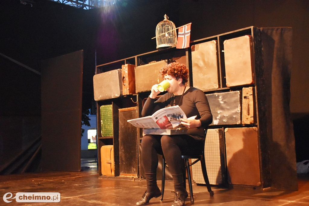 Wesoły spektakl Emigrantka w strugach deszczu