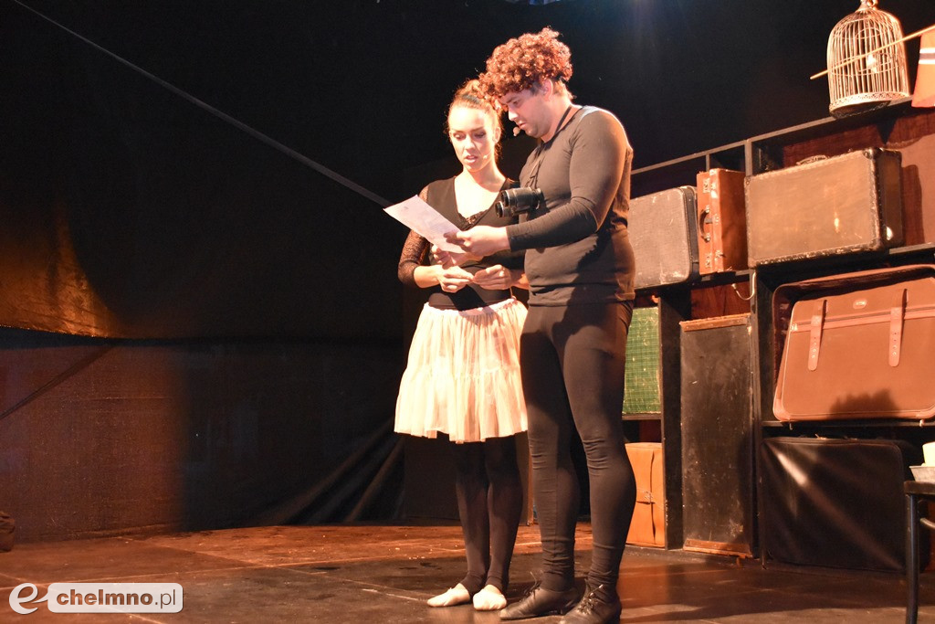 Wesoły spektakl Emigrantka w strugach deszczu