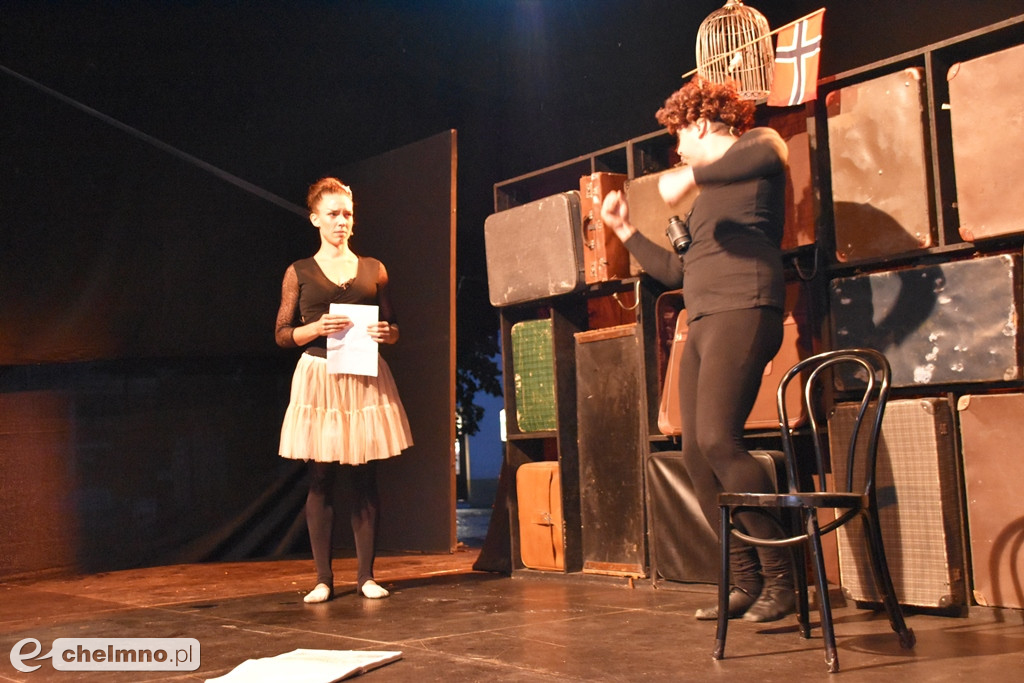 Wesoły spektakl Emigrantka w strugach deszczu