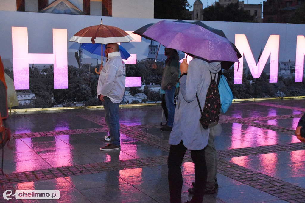 Wesoły spektakl Emigrantka w strugach deszczu