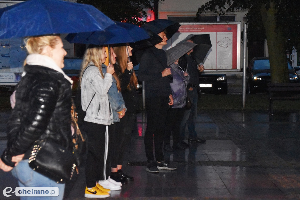 Wesoły spektakl Emigrantka w strugach deszczu