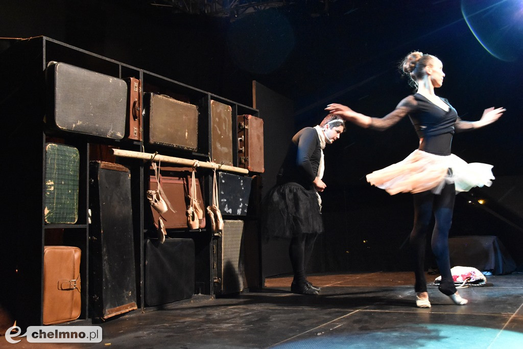 Wesoły spektakl Emigrantka w strugach deszczu