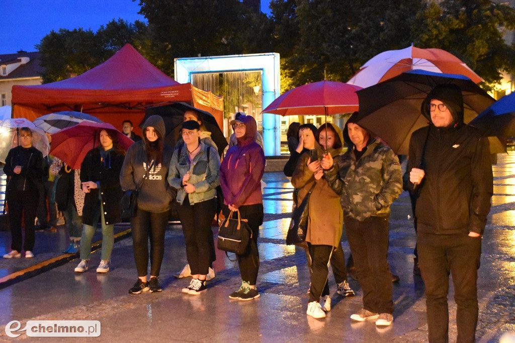 Wesoły spektakl Emigrantka w strugach deszczu