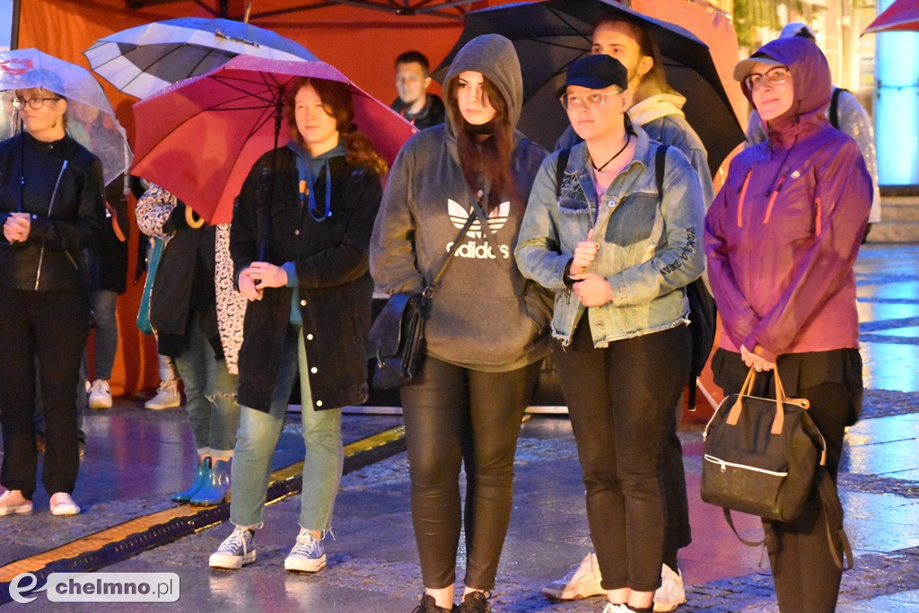 Wesoły spektakl Emigrantka w strugach deszczu