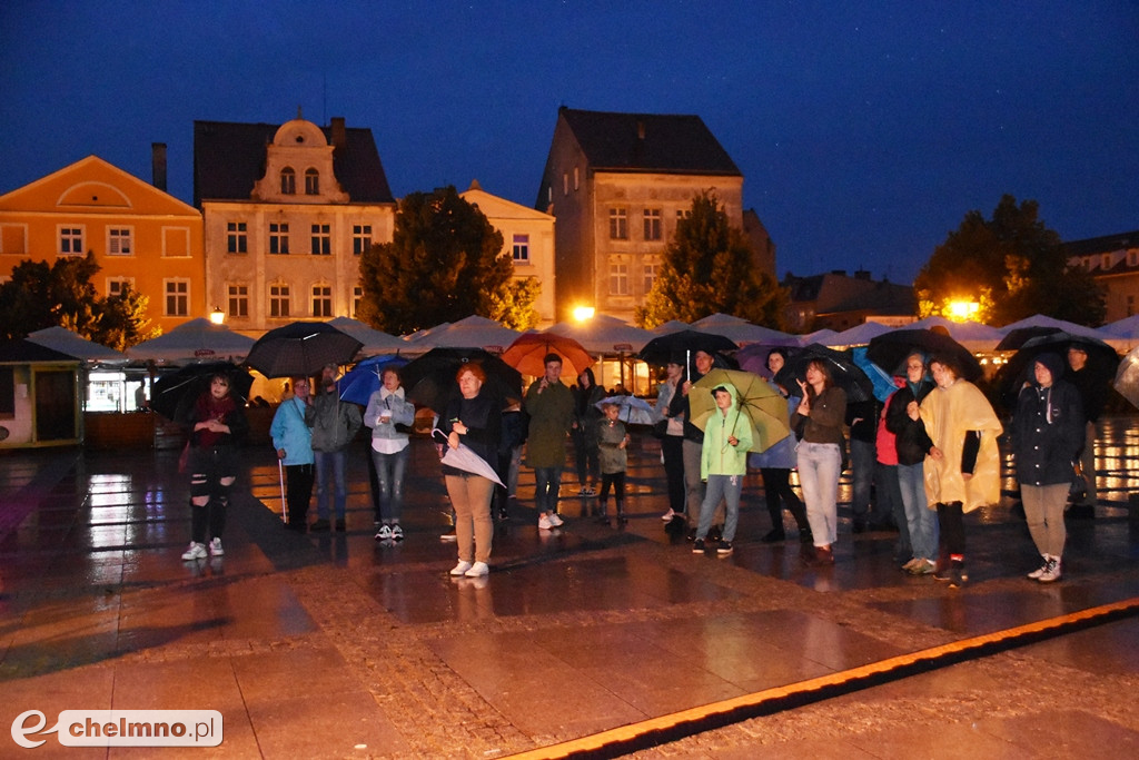 Wesoły spektakl Emigrantka w strugach deszczu