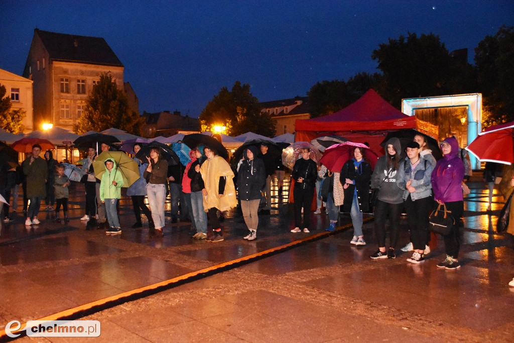 Wesoły spektakl Emigrantka w strugach deszczu