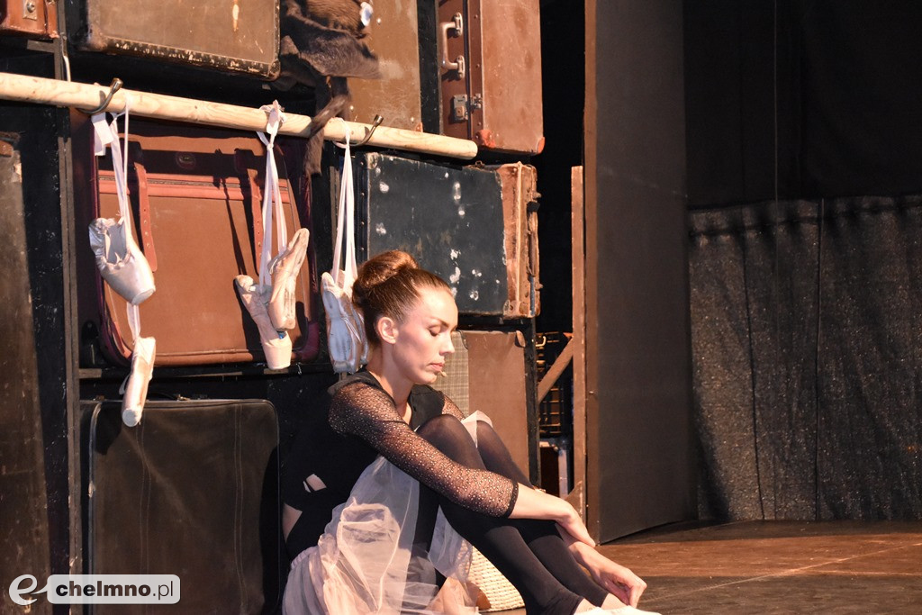 Wesoły spektakl Emigrantka w strugach deszczu