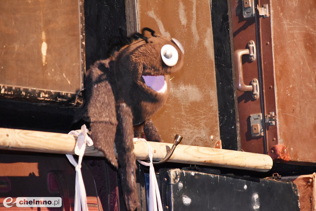 Wesoły spektakl Emigrantka w strugach deszczu