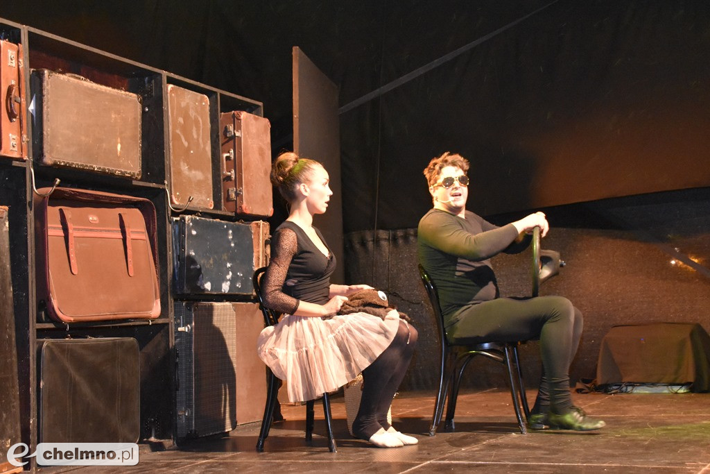 Wesoły spektakl Emigrantka w strugach deszczu