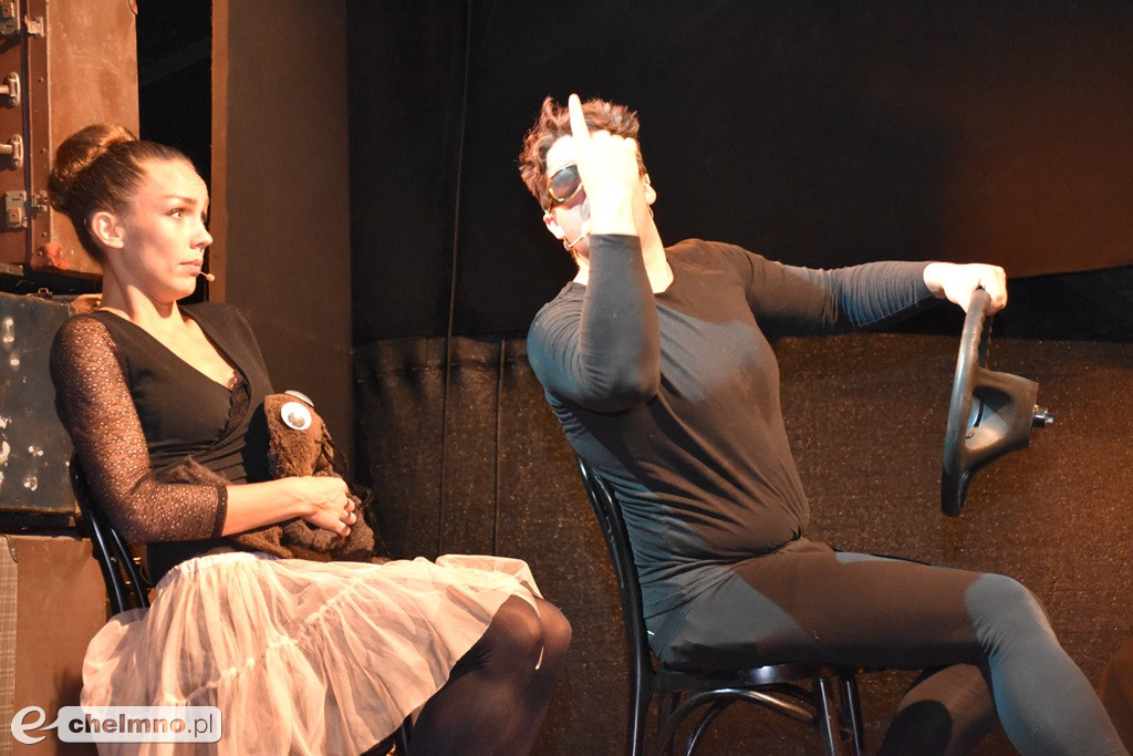 Wesoły spektakl Emigrantka w strugach deszczu