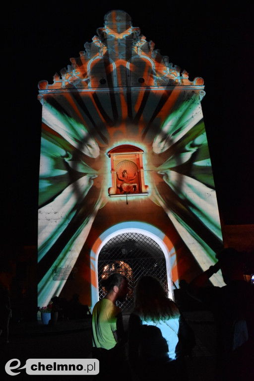 Wieczorna parada ulicami miasta i efektowny mapping