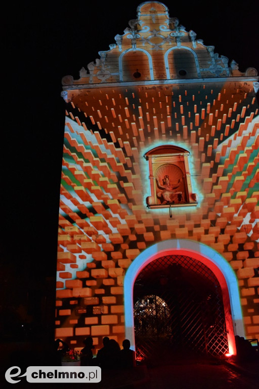 Wieczorna parada ulicami miasta i efektowny mapping