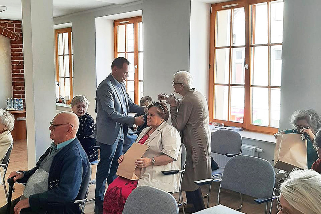 Burmistrz wręczył seniorom opaski życia