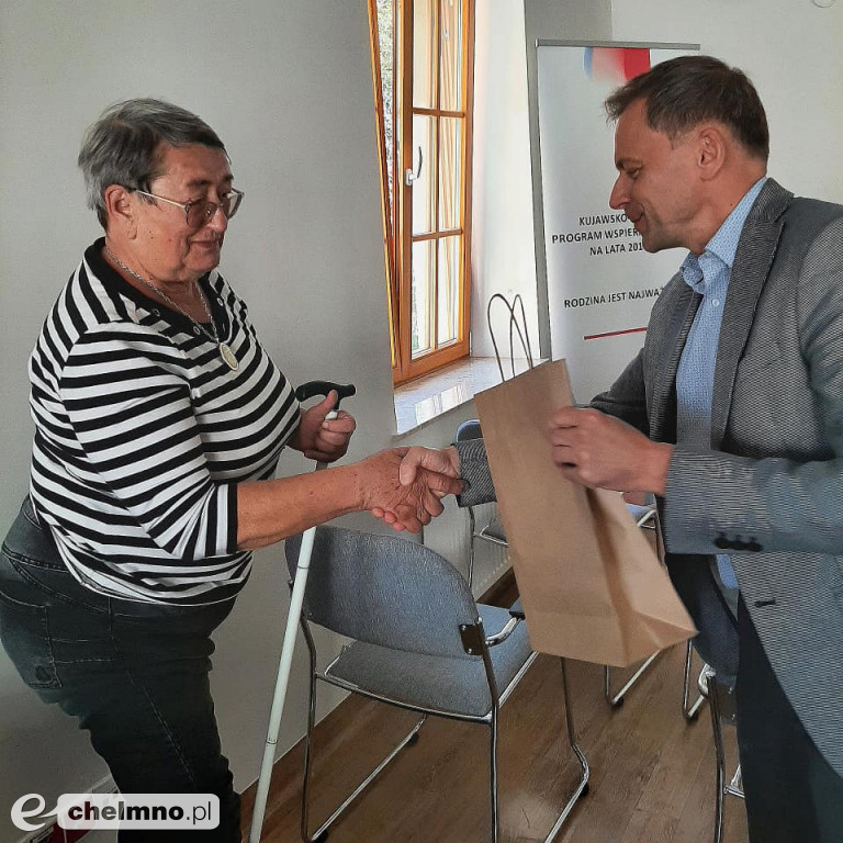 Burmistrz wręczył seniorom opaski życia