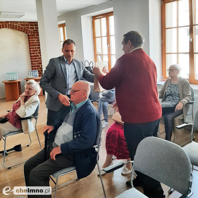 Burmistrz wręczył seniorom opaski życia