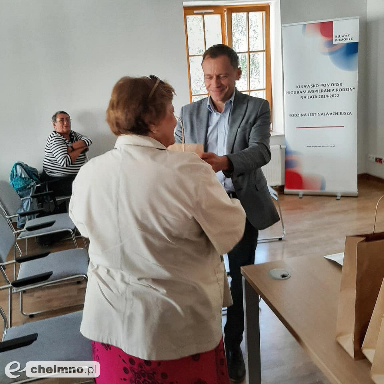 Burmistrz wręczył seniorom opaski życia