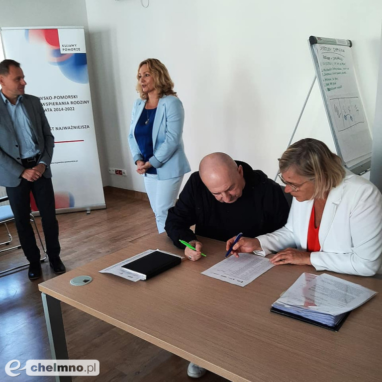 Burmistrz wręczył seniorom opaski życia