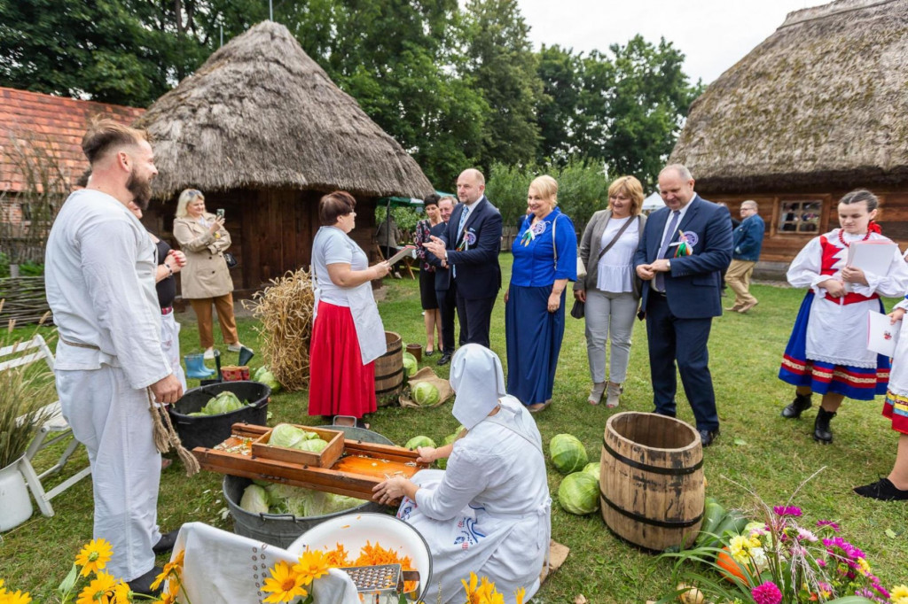 Na dożynkach u Marszałka promowali kapustę