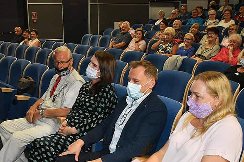 Słuchacze Uniwersytetu Trzeciego Wieku uroczyście powitani w Rondzie