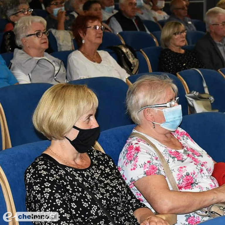 Słuchacze Uniwersytetu Trzeciego Wieku uroczyście powitani w Rondzie