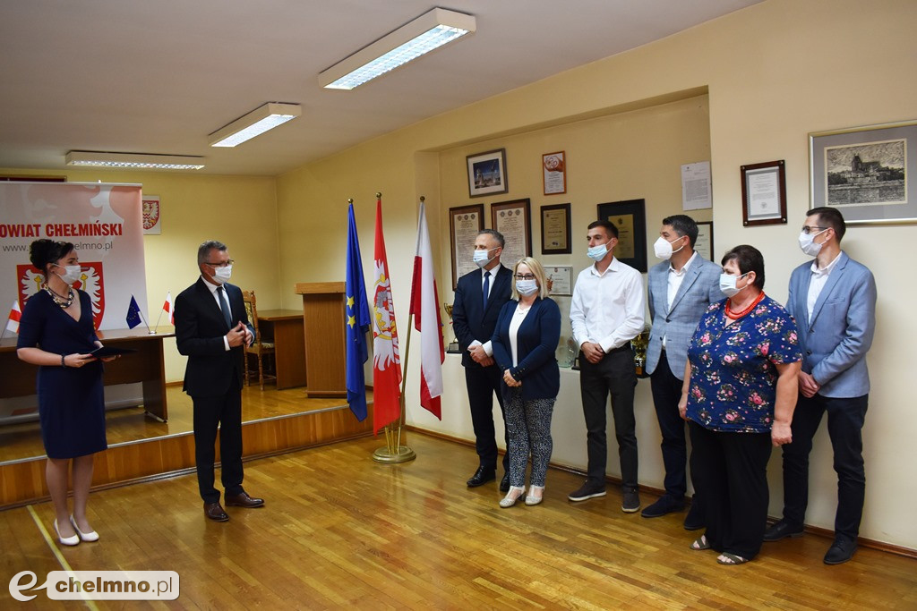 Wręczenie czeków laureatom I Edycji Powiatowego Konkursu