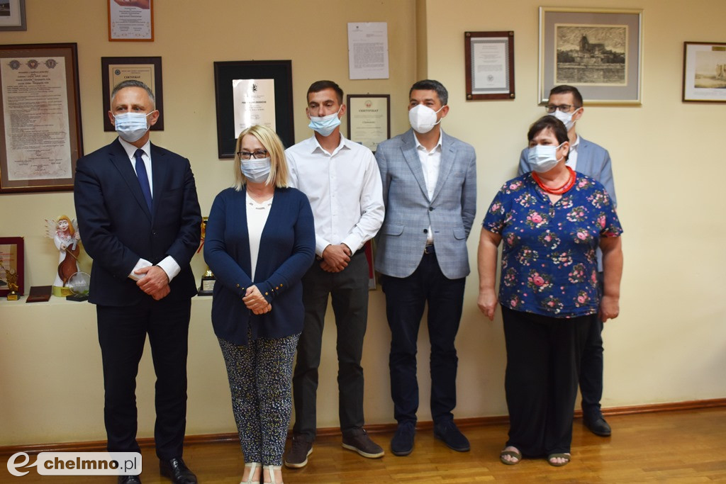 Wręczenie czeków laureatom I Edycji Powiatowego Konkursu